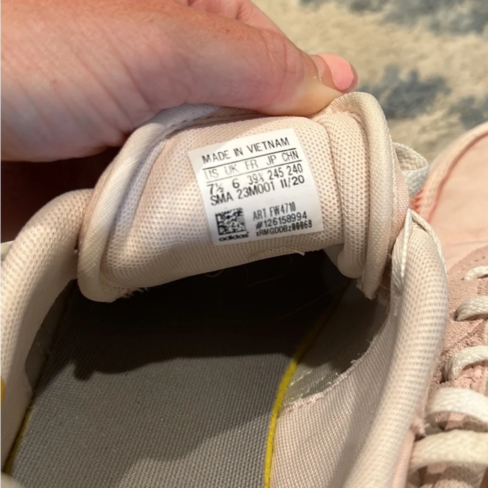 Women’s ADIDAS Sneaker - Picture 4 of 6